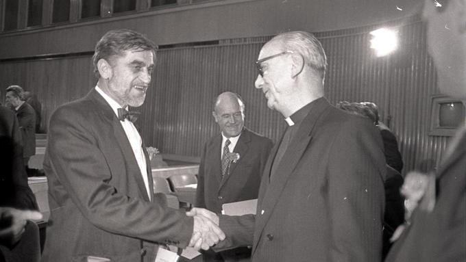 Rudi Šeligo (levo) je poklical Marka Pogačnika in mu dal eno uro časa, da premisli o umestitvi grba na slovensko trobojnico. Fotografijo hrani: Muzej novejše zgodovine Slovenije; avtor: Tone Stojko. | Foto: 