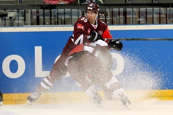 Pomemben člen reprezentančnega napada Robert Sabolič prav danes začenja boj za naslov prvaka češke Extralige. Slovenski trenerski štab ga je pripravljen priključiti šele na prvenstvu. | Foto: 