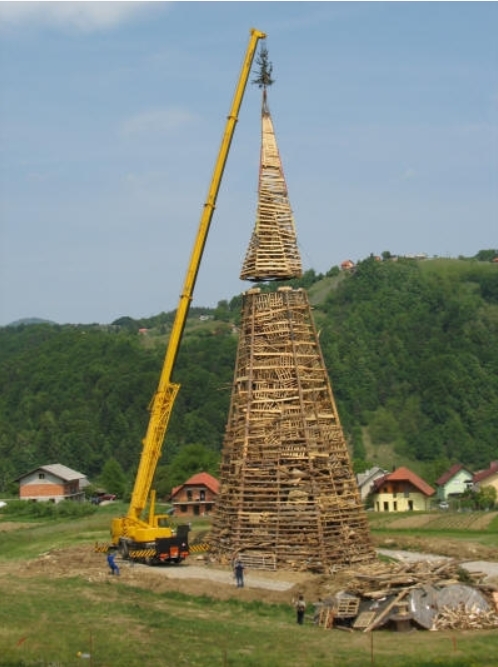 Najvišji in najobsežnejši kres na svetu so naredili v Boštanju. (Fotografija: KS Boštanj) | Foto: KS Boštanj