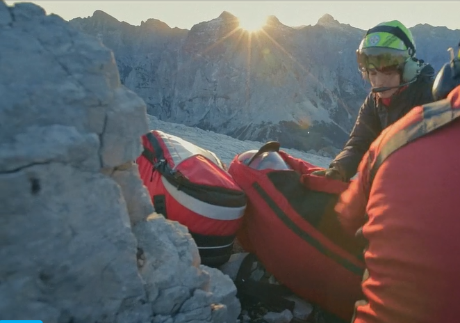 Ker je oskrbovanje ponesrečenga alpinista trajalo zgolj tri minute, so se ustvarjalci filma morali zadovoljiti s povsem dokumentarističnim pristopom. (Printscreen iz kratkega filma o GRZS) | Foto: 