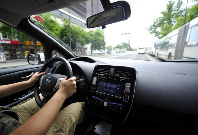 "Car sharing" je eden ključnih trendov v svetovni avtomobilski industriji in mobilnosti. Po ocenah analitikov danes različne oblike deljenja avtomobila uporablja okrog pet milijonov ljudi, število uporabnikov pa se bo po njihovih ocenah do leta 2020 povečalo že na 20 milijonov ljudi. Če je danes v tovrstne sheme vključenih 90 tisoč avtomobilov, jih bo leta 2020 že milijon. | Foto: 