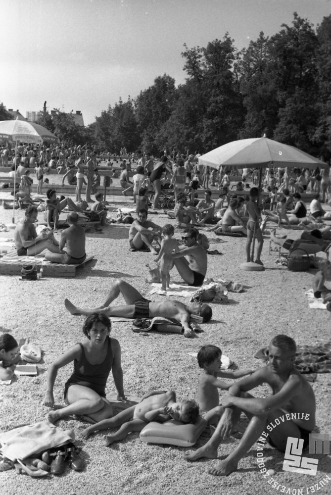 Poletna gneča na kopališču Kolezija. Ljubljana, julij 1970: Foto: Svetozar Busić, hrani: Muzej novejše zgodovine Slovenije. | Foto: 