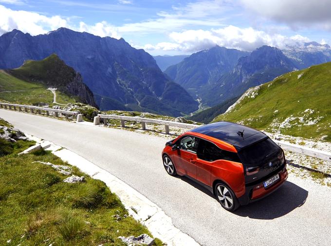 Medtem ko sta posebnosti rangerja najvišja stopnja opreme wildtrack in 3,2-litrski petvaljnik z 200 "konji" s katerim se dviguje nad konkurenco, je i3 eden od dveh BMW-jevih serijskih koncentratov znanja, v katerem se je Gregor z Mangarta spustil, ne da bi enkrat samkrat pritisnil stopalko zavore. Priporočamo branje članka, podprtega z zanimivo energetsko statistiko. | Foto: Siol.net/ A. P. K.