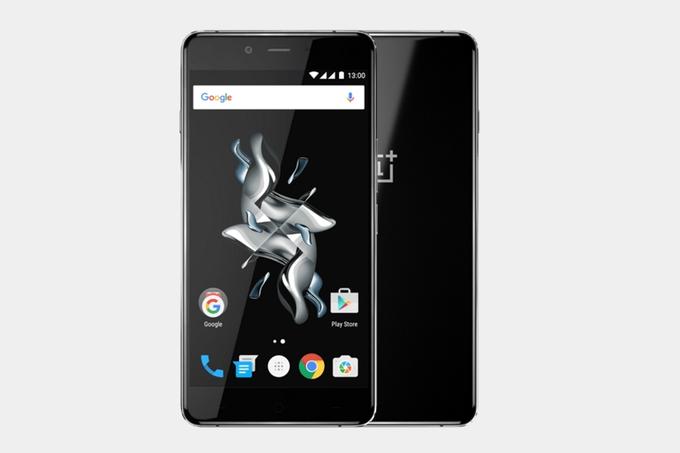 OnePlus X je eden najboljših pametnih telefonov za manj kot 250 evrov (stane 239 evrov). Če bi ga proizvajalec trgu ponudil pred letom in pol, bi Oneplus X kandidiral za enega najboljših telefonov sploh. Ima hiter štirijedrni procesor Snapdragon 801, podporo povezavi 4G (LTE), tri gigabajte pomnilnika, odličen zaslon, 16 gigabajtov prostora za shranjevanje podatkov in fotoaparat s 13 megapiksli, nameščen pa OxygenOS, prilagojeno različico Androida 5.1. Je tudi zelo lep, uporabniku pa ponuja še precej spodobno baterijo. | Foto: 