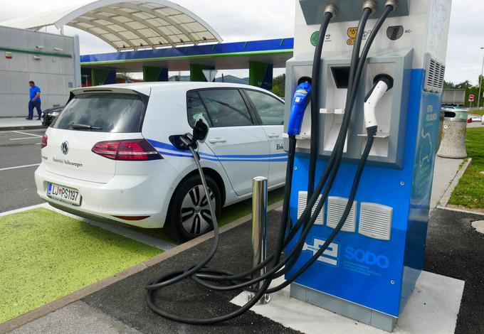 Električna različica golfa se dobro prodaja, a tehnološko gre vendarle za vmesno stopnjo do resnično uporabnega Volkswagnovega električnega vozila. | Foto: Gregor Pavšič