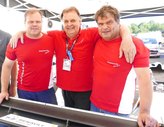 Družina Zajelniškov, ki živi v nemškem Freiburgu. V sredini oče Jožef, na levi sin Patrik, na desni pa Aleksander. Oba sta bila na dirki najhitrejša dirkača slovenske krvi. | Foto: Gregor Pavšič