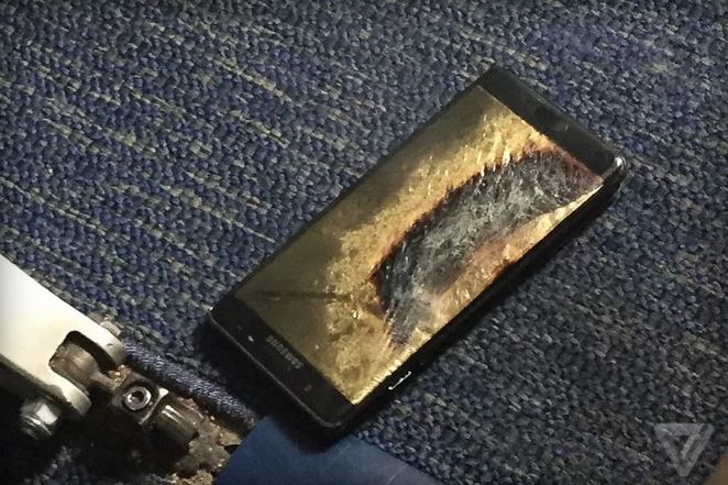 Samsung je pametni telefon Galaxy Note 7 izdal 19. avgusta lani, že v enem tednu po začetku prodaje pa so se pojavile prve pritožbe uporabnikov zaradi samovžigov naprave. Ko je postalo jasno, da ne gre za nekaj osamljenih incidentov, je Samsung 2. septembra pametne telefone Galaxy Note 7 vpoklical in kupcem v nekaj tednih ponudil domnevno popravljene zamenjave. Tudi nadomestni telefoni so povzročali enake nevarne težave, zato je Samsung 10. oktobra pametni telefon nehal prodajati, uporabnike prosil, naj telefone prinesejo nazaj, in jim vrnil denar oziroma telefon zamenjal z Galaxy S7. Foto: The Verge | Foto: 