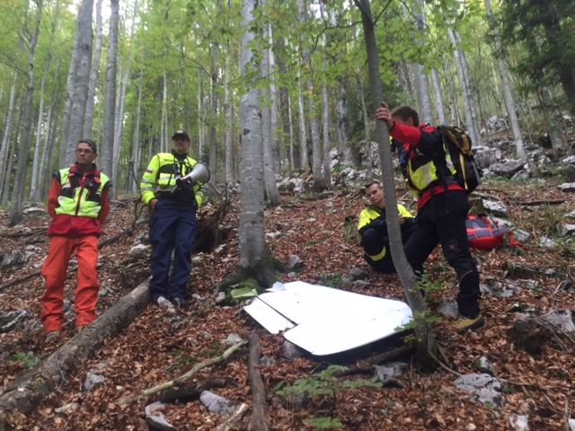 Pogrešani del letala so po besedah vodje akcije Sama Kosmača iz novogoriške enote civilne zaščite našli okrog 700 metrov od mesta strmoglavljenja. | Foto: Civilna zaščita