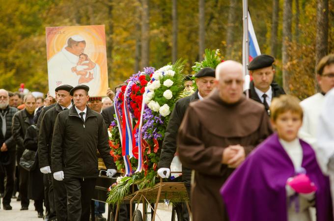 Pokop žrtev iz Hude jame predstavlja upanje, da zelo razdeljeni narod vendarle ustavi to razdvajanje, ki se prenaša na mlajše  generacije. | Foto: Matjaž Vertuš