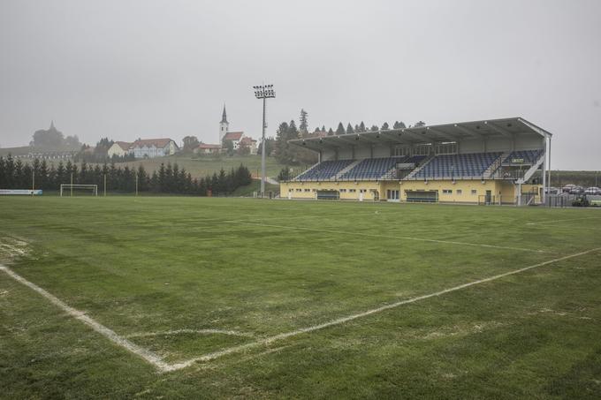 V Športnem parku Zavrč, kjer so med letoma 2013 in 2016 gostovali najboljši slovenski klubi, se zdaj igrajo tretjeligaške tekme. Še vedno najbolj prisega na igralce, ki prihajajo iz bližnjega, še kako bogatega in širokega nogometnega bazena, vse od Ptuja do Varaždina. | Foto: Matej Leskovšek