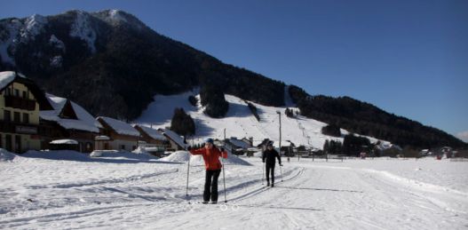 V Kranjski Gori niso pozabili niti na ljubitelje teka na smučeh, ki se lahko podajo na sedem tekaških prog, katerih dolžine so od 1.500 do 8.800 metrov. | Foto: Hit Alpinea