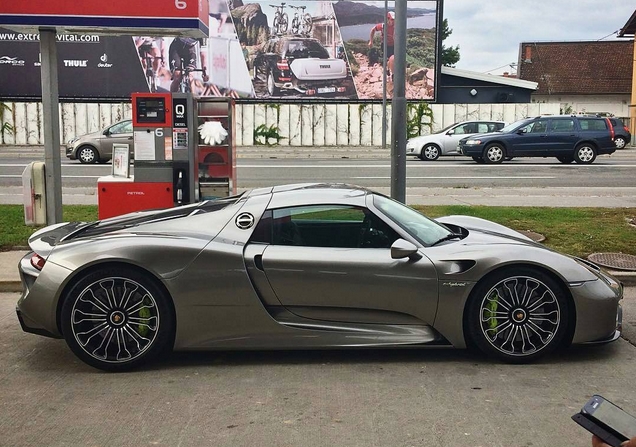 Se bo na Tartinijevem trgu pojavil tudi "slovenski" porsche 918 spyder? Tega so pred leti prodali v Ljubljani, nosil pa je tuje registrske tablice. Slovenski mediji so avto povezovali s poslovnežem Radom Antolovičem. Gre za najboljšega porscheja do zdaj, ki je stal okrog tri četrt milijona evrov. | Foto: 