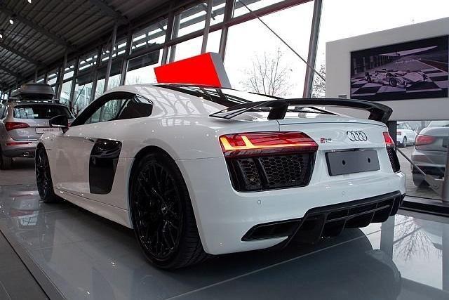 Audija R8 V10 plus quattro s 5,2-litrskim motorjem FSI, ki zmore 386 kilovatov (525 "konjev"), so prodali za 285 tisoč evrov. Najvišja hitrost športnika s sredinsko postavljenim motorjem presega 300 kilometrov na uro. | Foto: Porsche Verovškova