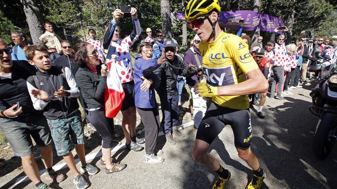 Chris Froome se je po kaosu na progi prelevil v tekača. | Foto: 