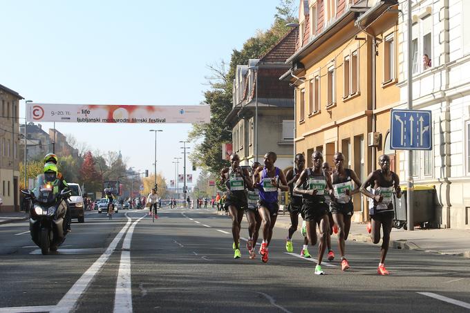 Vodilni štirje tekači, ki so na 39. kilometru tekli na čelu kolone, so na križišču med Rozmanovo in Ilirsko ulico, v trenutku srečanja z vozili na nujni interventni vožnji, pomotoma zavili zunaj trase, levo na Ilirsko ulico.  | Foto: Matic Klanšek Velej/Sportida