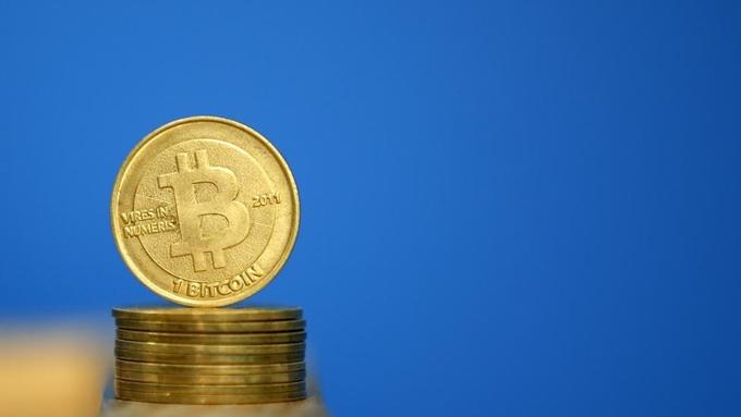 Bitcoin mnogi podobno kot zlato vidijo tudi kot dobrino, ki bo ceno držala lažje kot njihova domača valuta. | Foto: Reuters