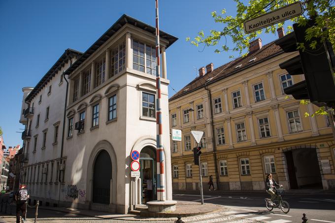 Peglezen, Plečnikova stavba, ki je bila dokončana leta 1934. Zanjo je nastalo več načrtov, pred njo pa je postavil jambor za zastave, ki ni v osi stavbe. "Zakaj je tako, razumemo le, če stopimo do ljubljanske stolnice. S praga stranskega vhoda lahko na eni strani vidimo jambor pred Pegleznom, na desni pa Robbov vodnjak z obeliskom," piše Hrausky. Obe točki, ki jih od tu vidimo, pa sta tako tudi simbolno povezani. | Foto: Matej Leskovšek