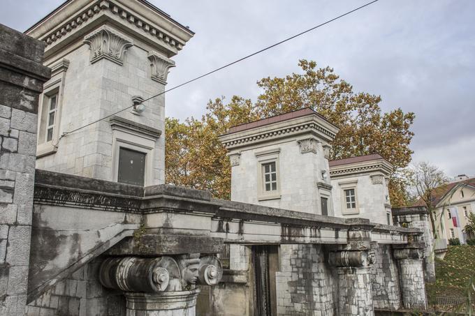 Zapornice so bile zadnji dokončani objekt Plečnikovega ukvarjanja z Ljubljano, nastale so med letoma 1933 in 1945. Z uporabo egipčanskih arhitekturnih motivov je Plečnik želel poudariti pomen rekel Ljubljanice za mesto, zapisuje Hrausky. Zasnoval jo je kot simbolno zaokrožitev mestnega središča in slovo Ljubljanice. Na tak način je tako obeležil kraj, kjer se reka poslavlja od mesta, hkrati pa je ob tem zasnoval tudi povezovalni element med promenadama proti mestu. | Foto: Matej Leskovšek