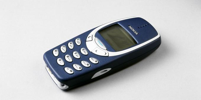 Mitchell je mobilnik enkrat opral v pralnem stroju, Nokia 3310 (na fotografiji) pa je preživela tudi potapljanje v vroči enolončnici. | Foto: 