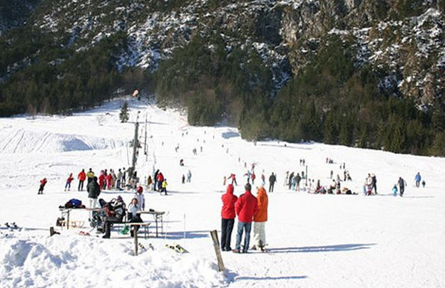 Smučišče Encijan v Logu pod Mangartom je primerno za prve zavoje na snegu. | Foto: 