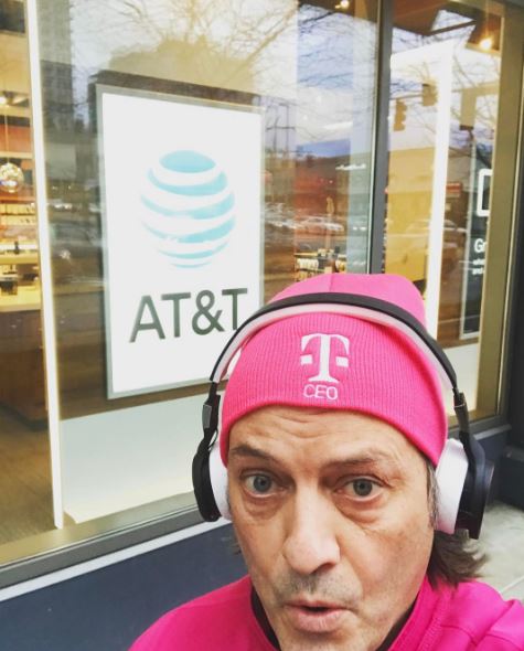 John Legere je znan po brezskrbnem javnem kritiziranju največjih tekmecev svojega podjetja T-Mobile US, v prvi vrsti operaterjev AT&T in Verizona. To fotografijo je včeraj objavil na družbenem omrežju Instagram, zraven pa pripisal: "Najboljši del dolgih tekaških seans? Tek mimo praznih poslovalnic AT&T. Zaposleni so mi celo pomahali!" | Foto: John Legere Instagram