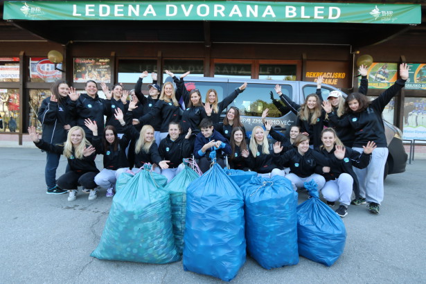 Lepa gesta slovenskih hokejistk. | Foto: Hokejska zveza Slovenije