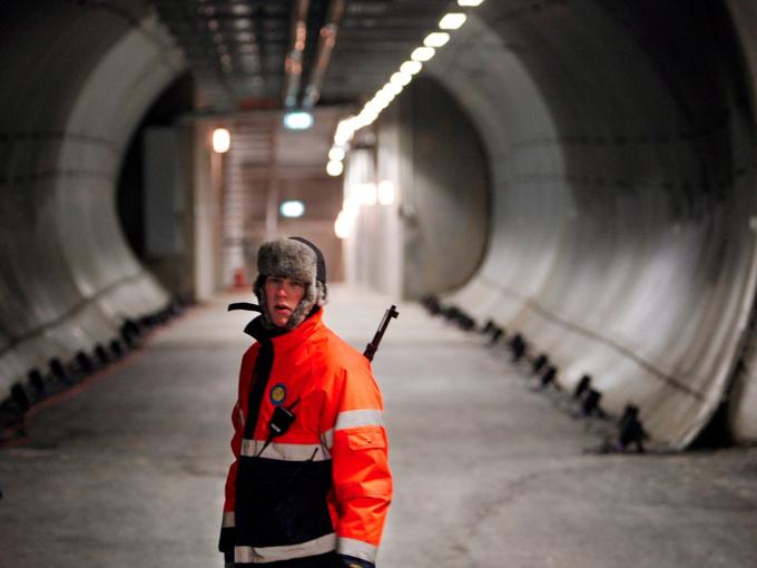 V bunkerju, kjer je temperatura vselej minus 18 stopinj Celzija, lahko semena preživijo več sto, nekatere tudi več tisoč let. Bunker odprejo nekajkrat na leto, ko tja dostavijo nova semena. Vstop v bunker, ki ga ob vsakem odprtju varujejo oboroženi stražarji, je omogočen le izbrancem. | Foto: Reuters