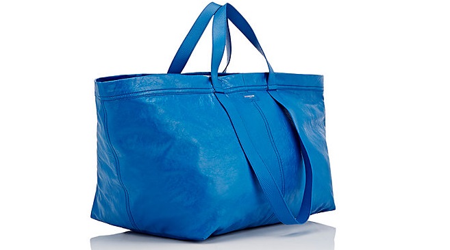 ... in Balenciagina za 1.900 evrov. | Foto: Balenciaga / Barneys New York