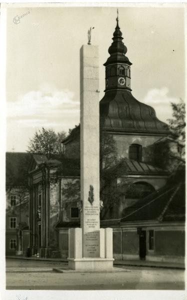 Spomenik Ilirskim provincam, ki stoji na Trgu francoske revolucije, so na takratnem Napoleonovem trgu postavili 13. oktobra 1929. Obelisk z vgrajenim prahom iz groba padlega francoskega vojaka je po načrtih arhitekta Plečnika izdelal kipar Lojze Dolinar. | Foto: Kamra.si