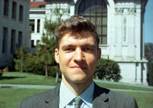 74-letni Ted Kaczynski dneve danes preživlja v ADX Florence, najstrožje varovanem zaporu v Združenih državah Amerike. Od leta 1978 in 1995 je živel v gozdni koči sredi divjine in po pošti na različne naslove v ZDA pošiljal pisemske bombe, ki so skupno terjale tri smrtne žrtve. Prijel se ga je vzdevek Unabomber. To je počel zato, ker je nasprotoval modernizaciji sveta in kapitalizmu. A Kaczynski ni bil vedno anarhist - kot otrok je veljal za genija, na prestižno univerzo Harvard se je vpisal že s 16 leti in za svoj doktorat rešil tako zapleten matematični problem, da je njegovo rešitev morda razumelo največ ducat najboljših matematikov v ZDA. Kacyzinski je obetavno akademsko kariero opustil pri samo 25 letih. Iz zapora ne bo izpuščen nikoli, obsojen je na osem dosmrtnih kazni brez možnosti pomilostitve. | Foto: Thomas Hilmes/Wikimedia Commons