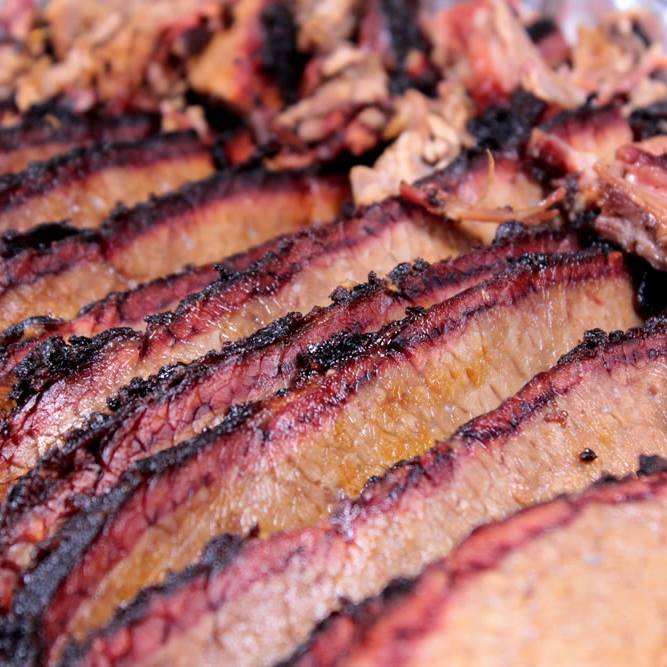 Brisket oziroma goveje prsi, je osrednja zvezda BBQ-ja. Pri nas ga skorajda ne poznamo, ker naši mesarji tega kosa običajno ne delajo. V ZDA je brisket en kos, pri nas, kjer je v veljavi nemški razrez, pa je razdeljen na štiri različne kose, prsi, pleče, vrat in rebra. | Foto: BBQ društvo Slovenije