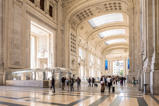 Drugo največjo italijansko železniško postajo, za rimsko, so odprli leta 1931. Izvirno je bila oblikovana po vzoru washingtonske Union Station, vendar so njeno podobo ob Mussolinijevem prihodu na oblast predrugačili z elementi art nouveauja in art decoja. Opredeljujejo jo marmorna tla, kamnite skulpture in železno-stekleni nadstrešek nad peroni.
 | Foto: Getty Images