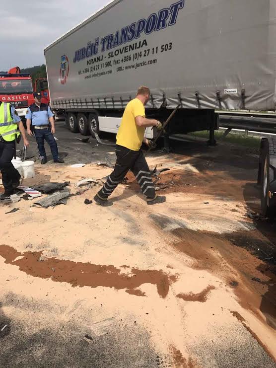 Posledice nesreče na avtocesti proti Štajerski (foto: bralec) | Foto: 