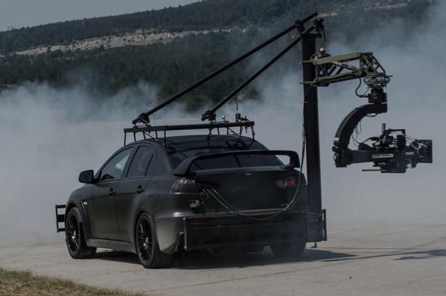 Sredi Ljubljane je parkiran črn mitsubishi, ki je z ogrodjem in snemalno opremo poskrbel za posnetke nekaterih najatraktivnejših in najodmevnejših avtomobilskih televizijskih oglasov. | Foto: Robert Tudjina