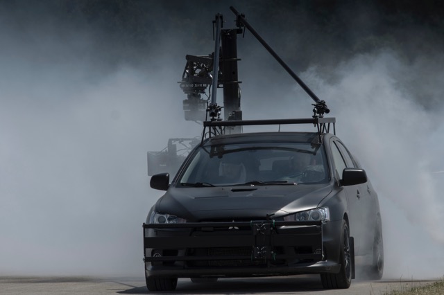 Osnova za produkcijski filmski avtomobil je mitsubishi lancer EVO X. Za še bolj športne zmogljivosti so ga predelali pri Gassner Motorsportu v Nemčiji, nato pa je dobil še več predelav (posebna barva, napajanje za kamere, luknje za namestitev ogrodja ...) za potrebe snemanj. | Foto: Robert Tudjina