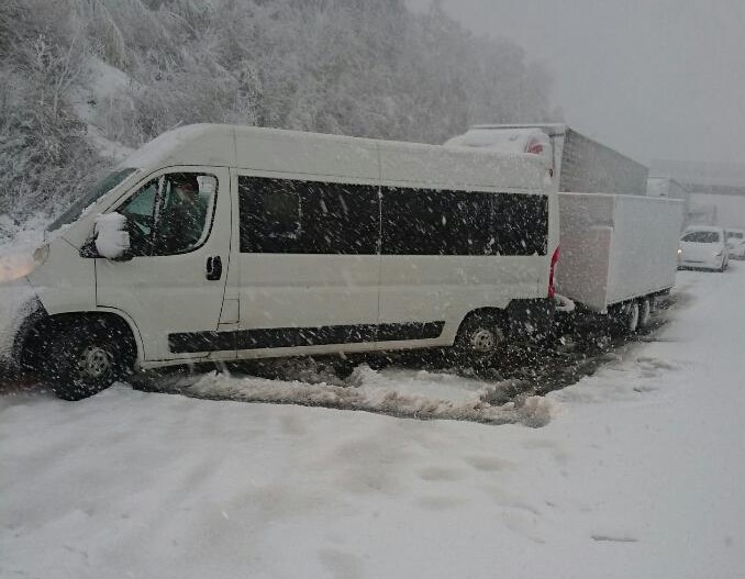 Na pot se odpravite prej, z zimsko opremo in več potrpljenja. Varnostna razdalja med vozili naj bo daljša. | Foto: DARS/zajem zaslona