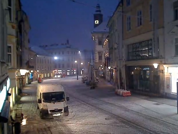 Ponedeljkovo jutro v prestolnici. Foto: spletna kamera hribi.net | Foto: 