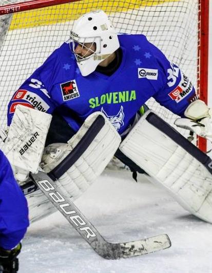 Čustveni vratar Gašper Krošelj se je spraševal, kaj bi bilo, če bi prvi dve tekmi odigrali bolje. Ob tem je poudaril, da nikogar ne gre podcenjevati, saj so razlike med reprezentancami vse manjše. | Foto: HZS/Drago Cvetanovič