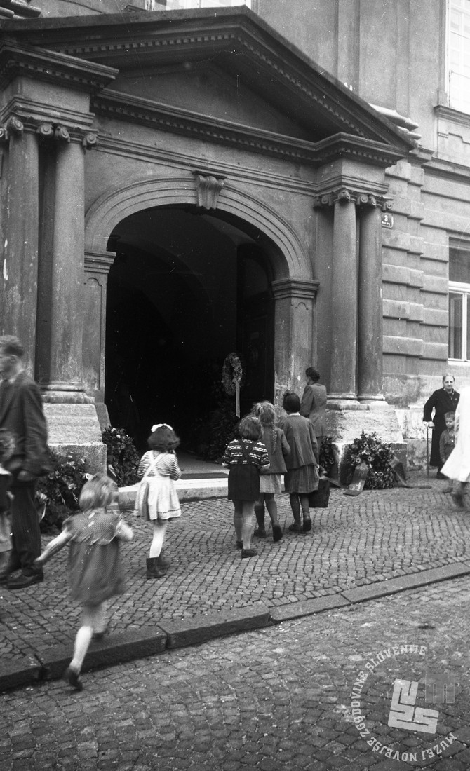 Vhod v Slovensko akademijo znanosti in umetnosti. Ljubljana, 1953 | Foto: Leon Jere, hrani MNZS