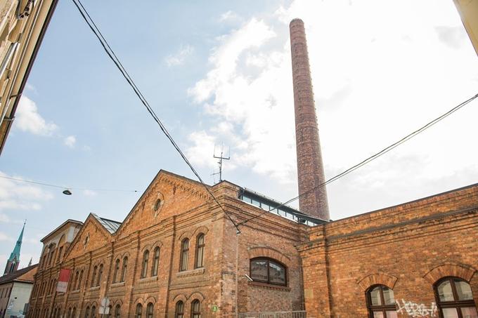 Stara mestna elektrarna Ljubljana, ki je nastala leta 1898, predstavlja dober primer revitalizacije industrijske dediščine, v kateri sobivajo poslovni prostori in kulturne vsebine.  | Foto: Bor Slana