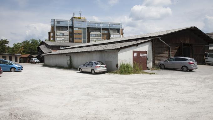 Na zemljišču med poslovno stavbo Lesnina in železniško progo bi se morala po napovedih investitorjev že lani začeti gradnja stanovanjskih blokov.  | Foto: Bojan Puhek