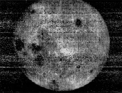 Prva fotografija daljne strani Lune, ki jo je 7. oktobra 1959 posnela sovjetska raziskovalna sonda Luna 3. | Foto: Thomas Hilmes/Wikimedia Commons