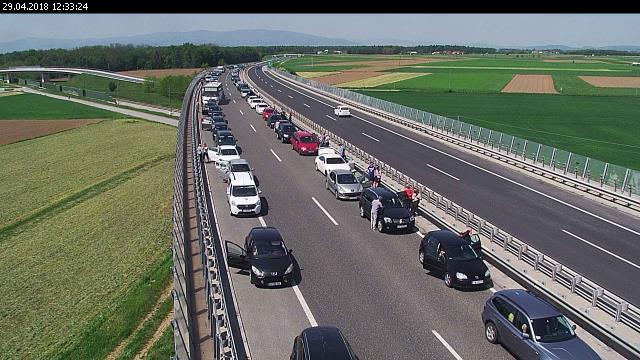 Ko boste opazili, da se vozila pred vami ustavljajo, se na skrajni rob cestišča postavite, še preden boste morali ustaviti svoje vozilo. Kasneje ga morda ne boste mogli več premikati in boste tako ovirali intervencijska vozila, ki bi si morda morala utreti pot naprej.  | Foto: DARS/zajem zaslona