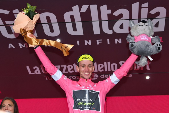 Simon Yates si je oblekel roza majico. | Foto: Getty Images