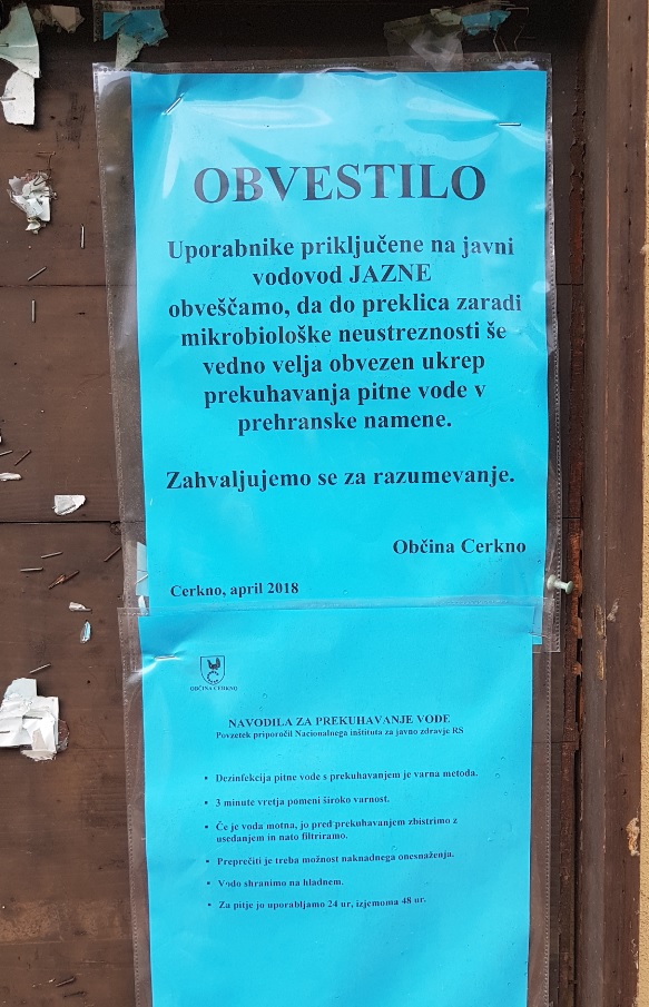 Dokler Občina Cerkno ne bo dosegla soglasja z vsemi prebivalci, bo treba vodo še naprej prekuhavati. A ker je dolgoročno prekuhavanje zamudno in velik strošek, prebivalci vodo kupujejo.  | Foto: Metka Prezelj