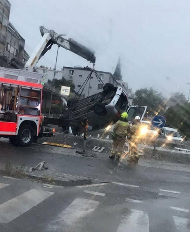 Gasilci med vlečenjem vozila iz celjske fontane. | Foto: Miha Tomšič