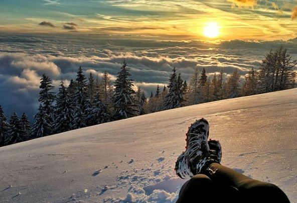 Anja v gore najraje vzame fotoaparat, s katerim ujame trenutke, ki jih deli z vsemi, ki spremljajo njene gorske poti.   | Foto: Osebni arhiv