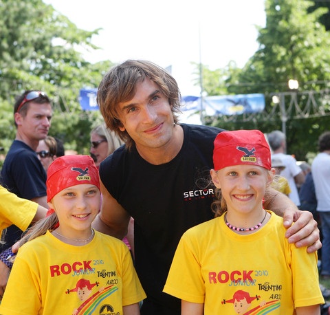 Janja in Tjaša leta 2010 na plezalnem taboru v Italiji. Na fotografiji v družbi Chrisa Sharme, legende plezanja. | Foto: osebni arhiv/Lana Kokl