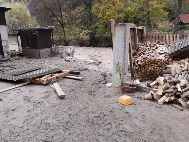 Kjer bi morala stati hiša, zdaj teče deroča reka.  | Foto: Gašper Petovar