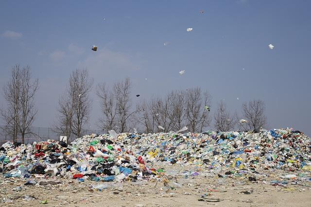 V času, ko je v širši zavesti postalo jasno, kako velik problem so plastični odpadki, in ko je naš vsakdan kljub temu še vedno prepreden z embalažo iz plastike. | Foto: www.mao.si